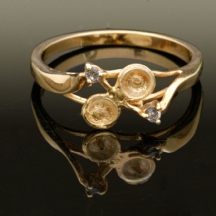 טבעת ישנה עשויה מתכת מצופה זהב