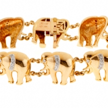 צמיד זהב ויהלומים בדמות שיירת פילים