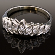 טבעת זהב לבן משובצת יהלומים   (1617)
