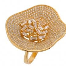 טבעת כסף מצופה זהב משובצת אבני זירקון