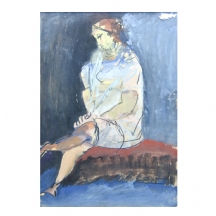 'אישה יושבת על כרית חומה ברקע כחול'