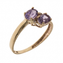 טבעת עשויה זהב משובצת אמטיסט ויהלומים קטנים