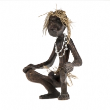 פסל אפריקאי ישן בדמות גבר ואיבר מינו