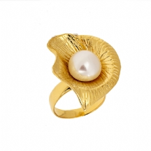 טבעת עשויה כסף מצופה זהב משובץ פנינה