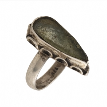 טבעת כסף ישראלית משובצת 'זכוכית רומית'