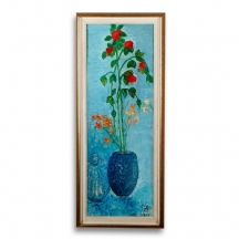 'אגרטל פרחים על רקע כחול'