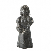 פסל בדמות אישה מחזיקה סל