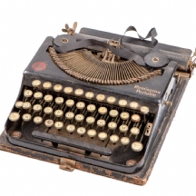 מכונת כתיבה ישנה מתוצרת 'Remington Portable'