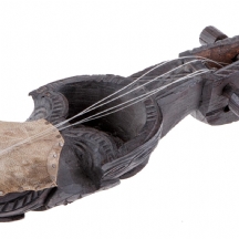 קישוט אסייתי ישן בצורת כלי נגינה