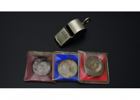 לוט הכולל משרוקית משנת 1941 ושלוש רפליקות של מטבעות עתיקים.