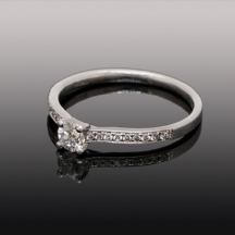 טבעת אירוסין יפה ואיכותית עשויה זהב לבן 18 קארט