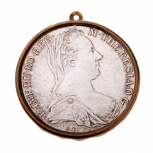 תליון משובץ במטבע 'מריה תרזה' (Maria Theresa)