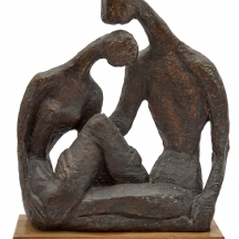 יעל שלו - 'זוג אוהבים', פסל גדול עשוי ברונזה בפטינה חומה, בסיס עץ, חתום