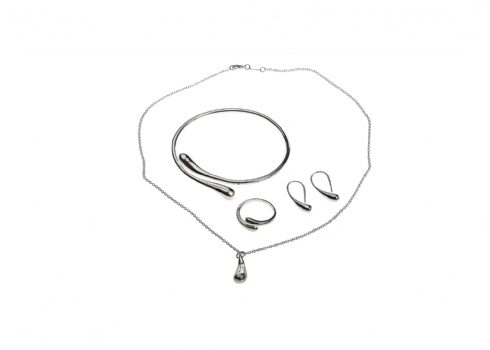 סט של צמיד, עגילים, טבעת ושרשרת עם תליון