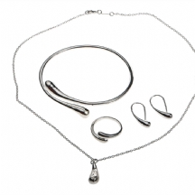 סט של צמיד, עגילים, טבעת ושרשרת עם תליון