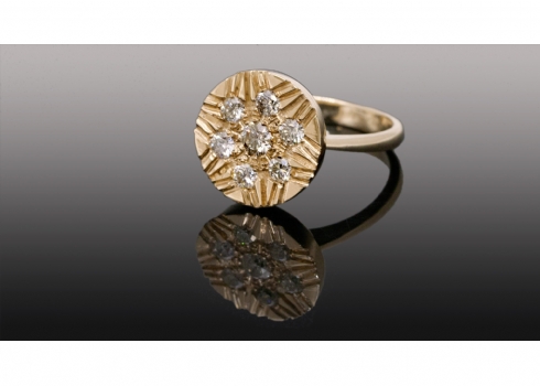 טבעת עשוייה זהב צהוב 14 קארט משובצת יהלומים.