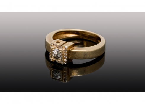 טבעת עשויה זהב צהוב 18 קארט משובצת יהלומים.