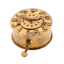 קופסאת פליז עתיקה להבדלה בצורת שעון