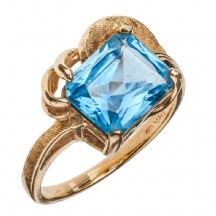 טבעת זהב משובצת טופז כחול