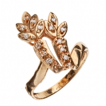 טבעת זהב ויהלומים מעוצבת כזוג פרחים