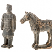 צמד פסלי טרה קוטה ישנים בדמות סוס ולוחם (X2)