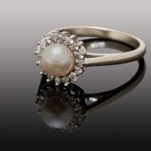 טבעת זהב לבן משובצת פנינה ויהלומים   (3331)