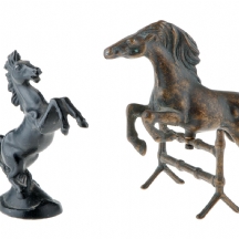 לוט של שני פסלי סוסים