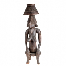 פסל אפריקאי בדמות אישה חשופת חזה