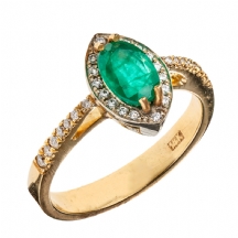 טבעת עשויה זהב משובצת יהלומים ואמרלד