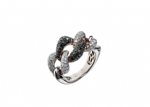 טבעת איכותית משובצת יהלומים שחורים ולבנים.