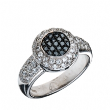 טבעת משובצת יהלומים שחורים ולבנים