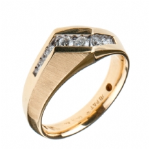 טבעת גבר עשויה זהב משובצת יהלומים