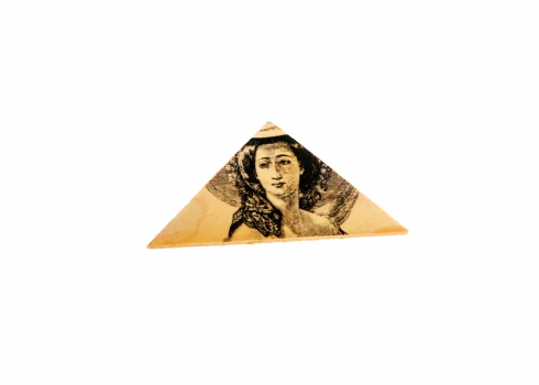 סיכת עץ ישנה מעוטרת הדפס