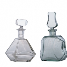 לוט של שני בקבוקי זכוכית לליקר