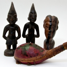 לוט של פסלים אפריקאים ונאד יין ישן