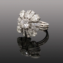 טבעת ישנה עשויה פלטינה משובצת יהלומים