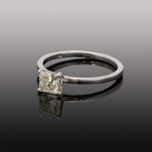 טבעת זהב לבן משובצת יהלום   (236)
