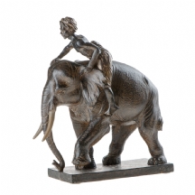 פסל ישן בדמות הודי רוכב על פיל