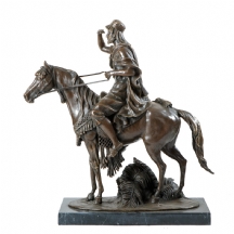 פסל ברונזה ישן בדמות רוכב על סוס