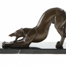 פסל ברונזה בדמות כלב