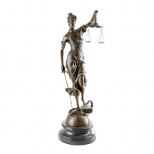 פסל ברונזה בדמות 'אלת הצדק'