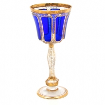 גביע ישן עשוי זכוכית בגוון כחול