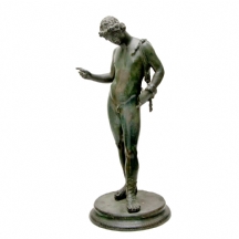 פסל ברונזה עתיק בדמות נרקיסוס