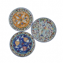 לוט של שלוש צלחות חרס ארמניות
