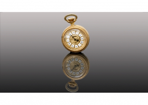 שעון ישן עשוי מתכת מצופה זהב