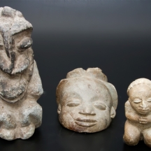 לוט של שלושה פסלים מאבן סבון