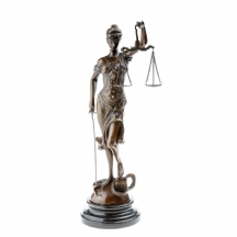 פסל ברונזה בדמות אלת הצדק