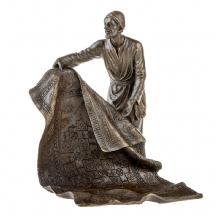 פסל ברונזה בדמות רוכל שטיחים