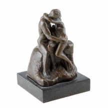 פסל ברונזה ישן בדמות זוג מתנשקים