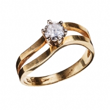 טבעת ישנה ויפה עשויה זהב משובצת יהלום